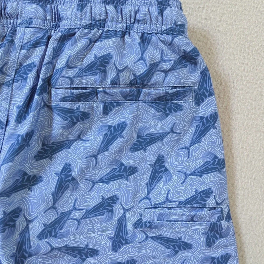 Huk Pursuit Volley Rooster Wake Shorts 5.5in Mens M Blue Fish Print Flawed Liner